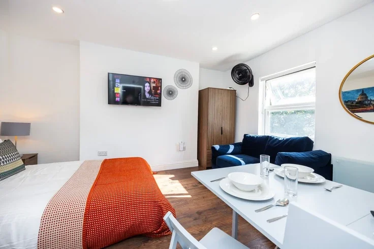 Flat Warwick Road in Greater London