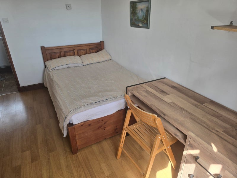 Room Finchley Road in Greater London