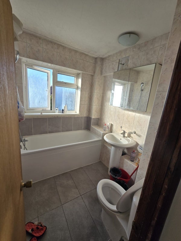Room Finchley Road in Greater London
