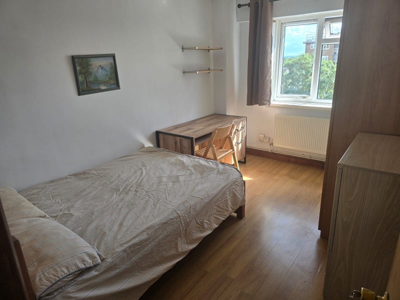 Room Finchley Road in Greater London