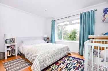 Flat Spencer Hill in Greater London