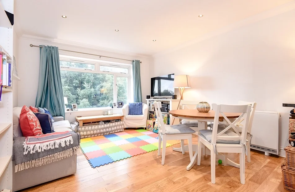Flat Spencer Hill in Greater London