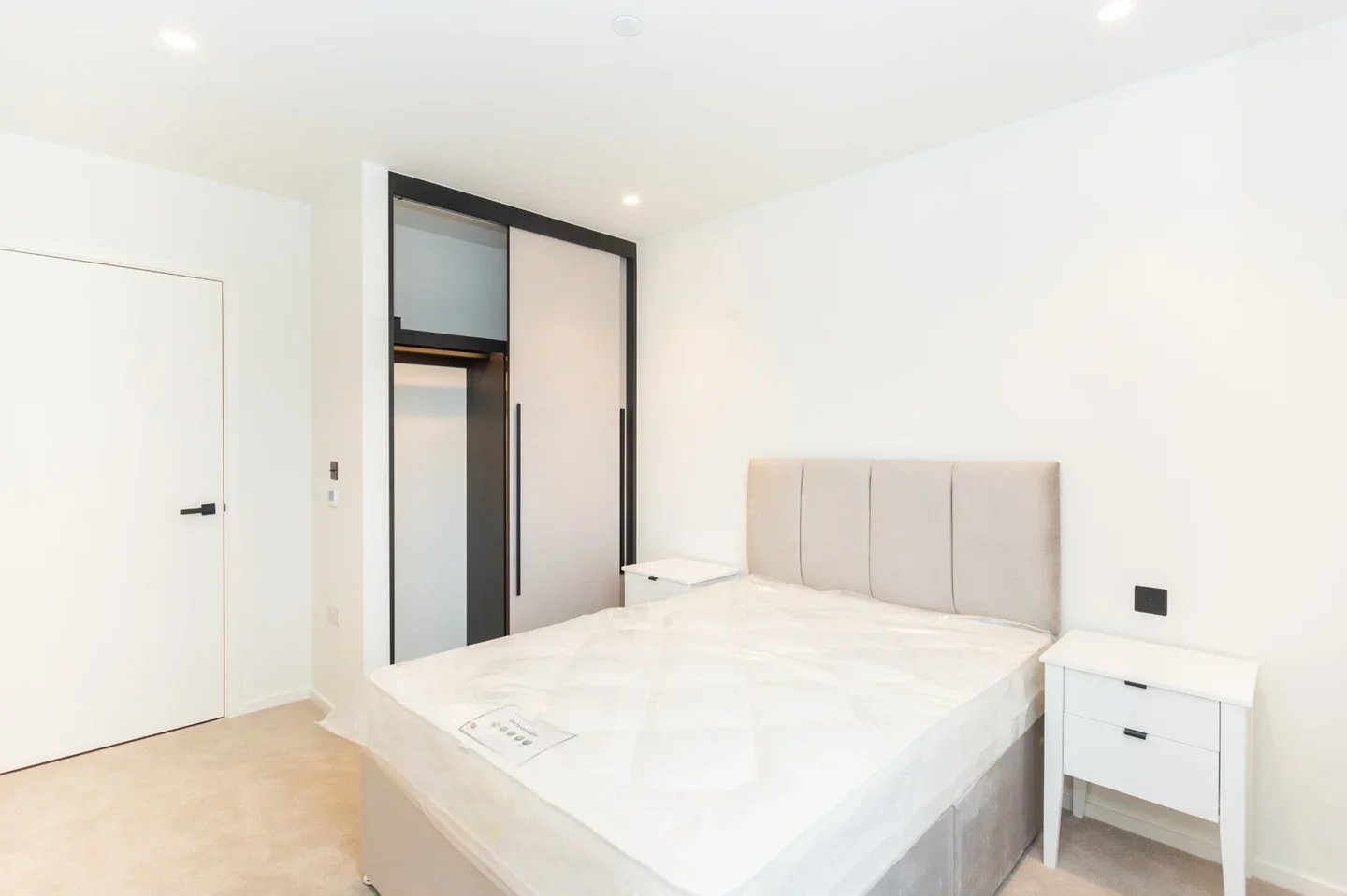 Flat Hawser Lane in Greater London