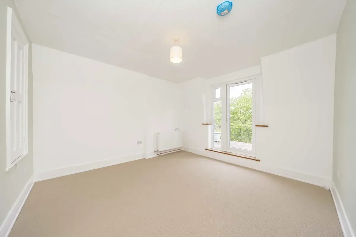 Flat Fontenoy Road in Greater London