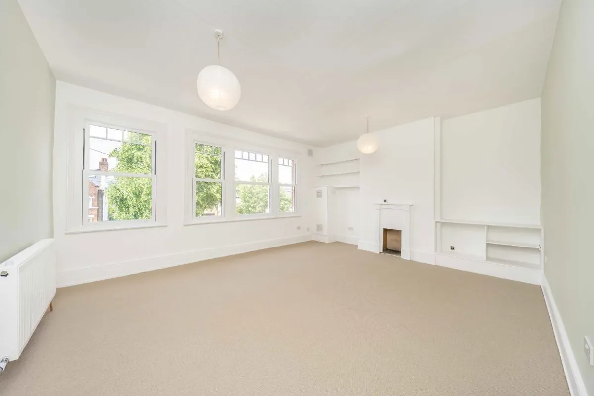 Flat Fontenoy Road in Greater London
