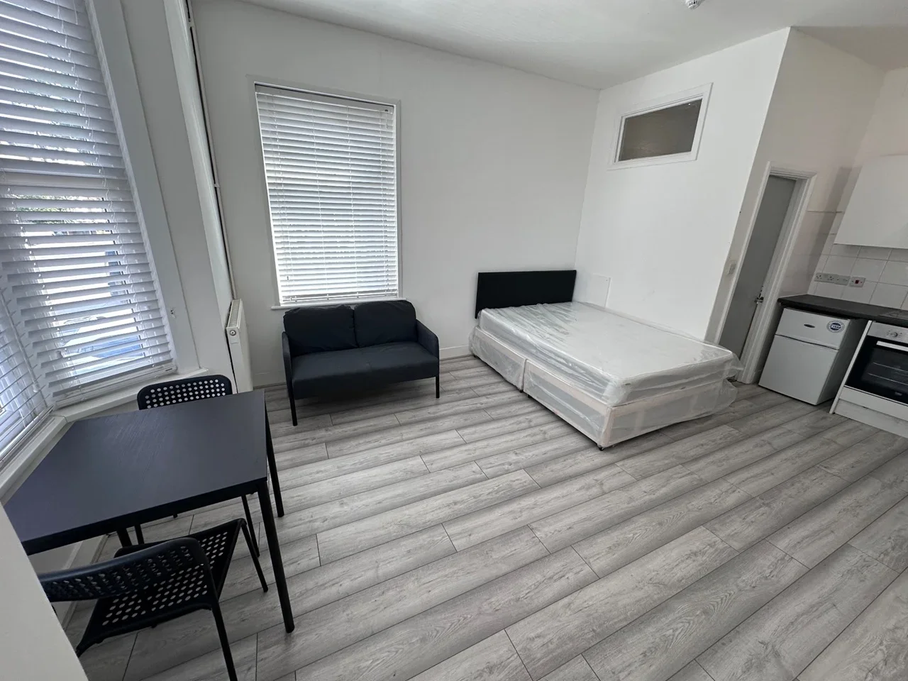 Flat Waddon New Road in Greater London