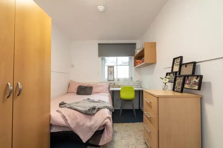 Room Royal Crescent Road in Southampton