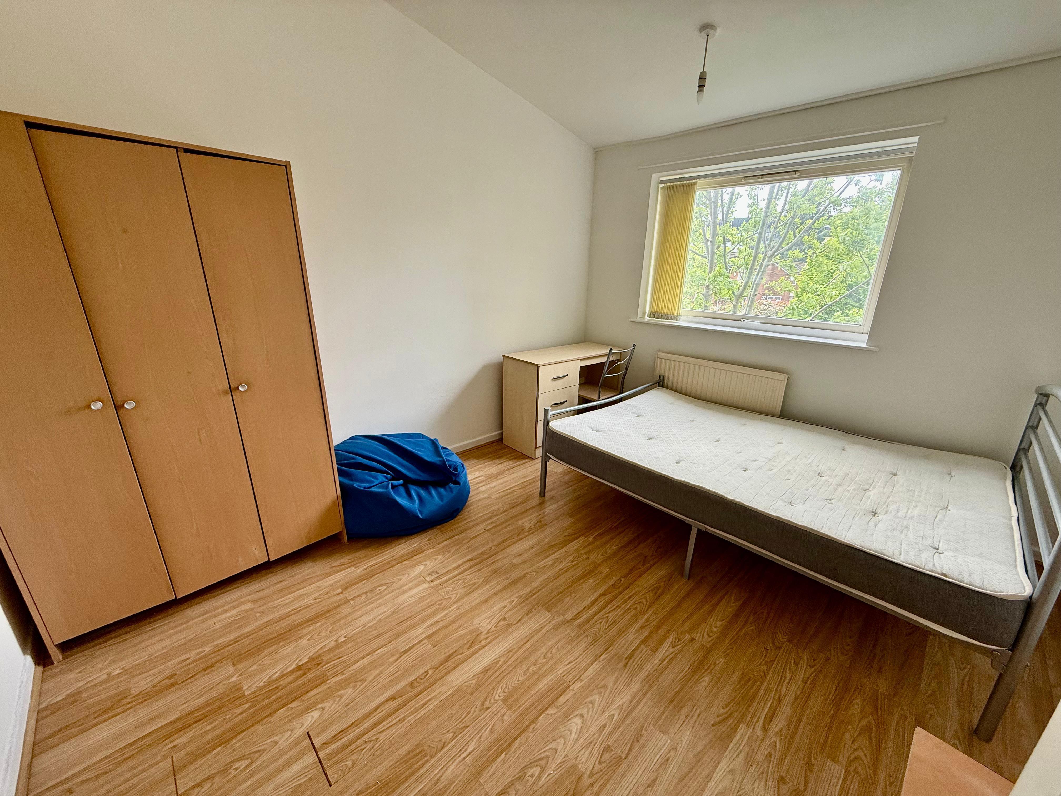 Room Milnrow Close in Manchester