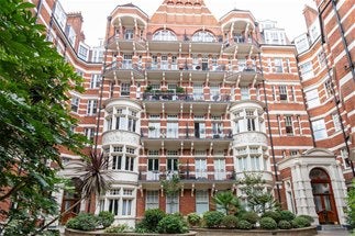 Flat Fitz-George Avenue in Greater London