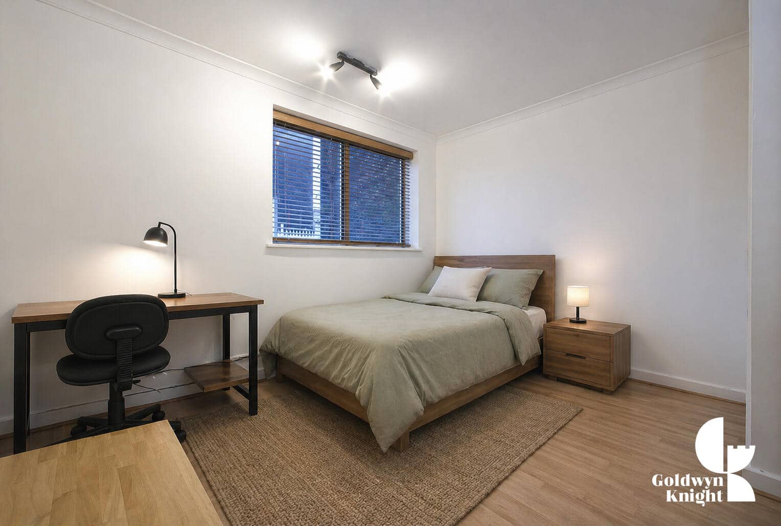 Flat Parkgate Road in Greater London