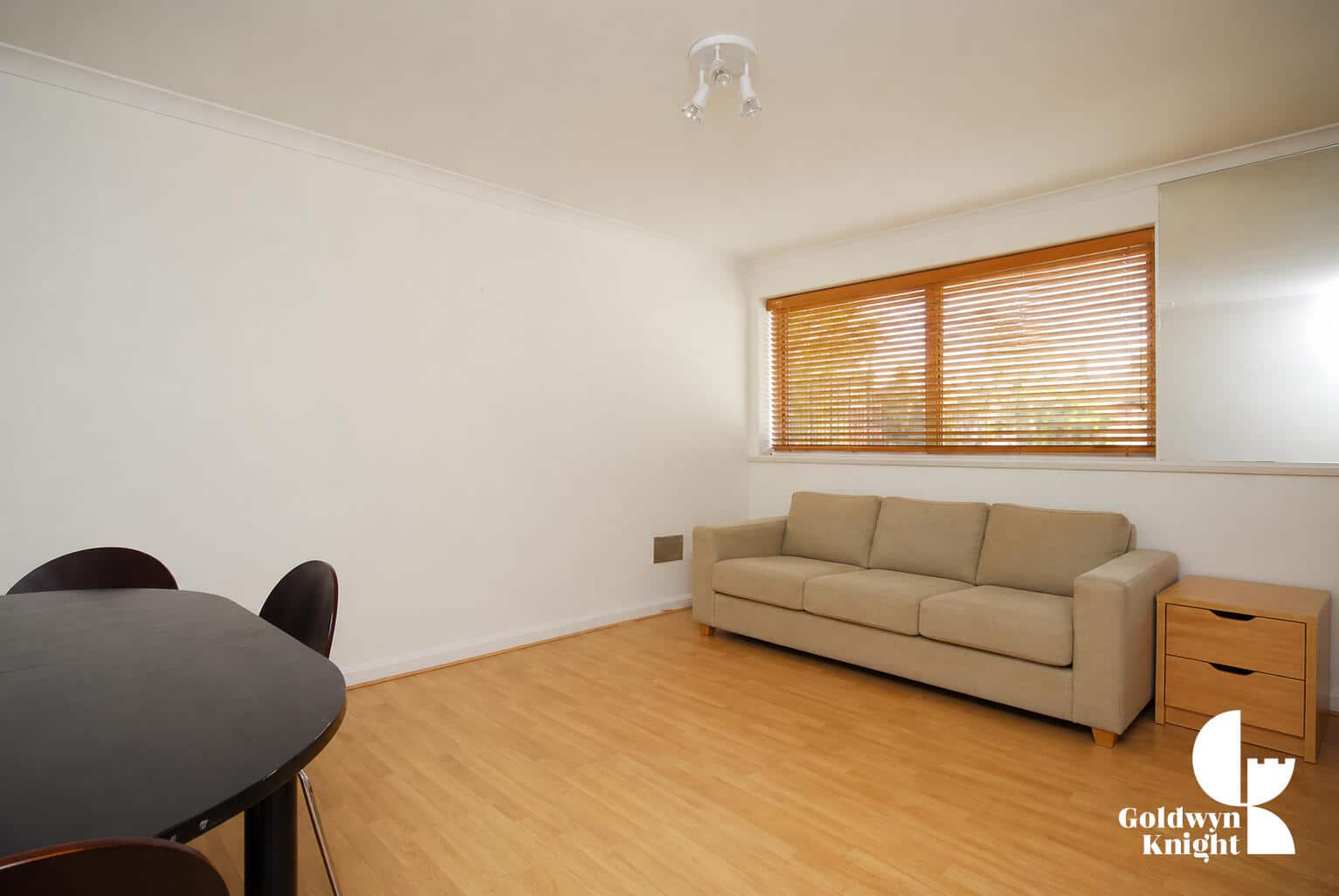 Flat Parkgate Road in Greater London