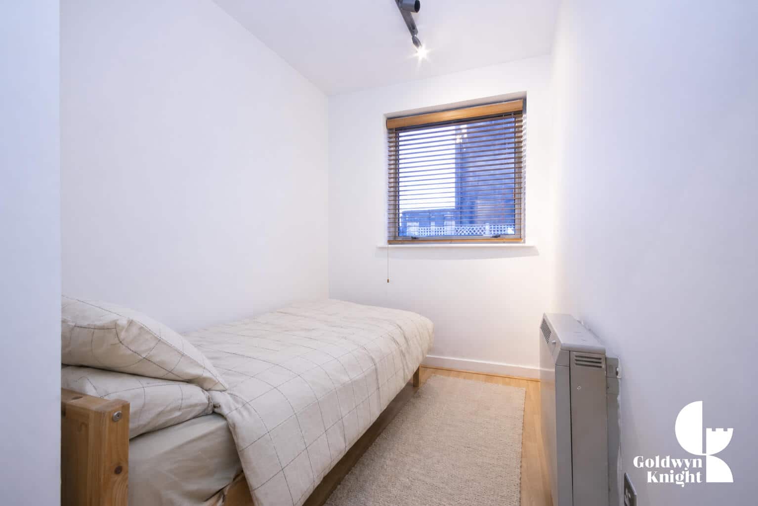 Flat Parkgate Road in Greater London