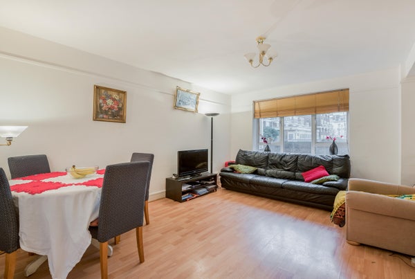 Flat Warwick Way in London