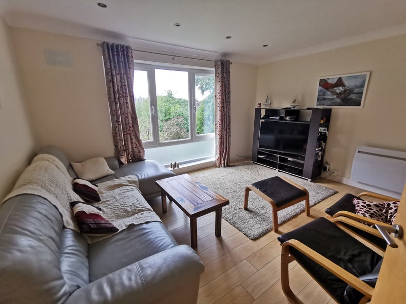 Flat Camphill Avenue in Glasgow