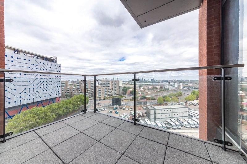Room Silvocea Way in Greater London
