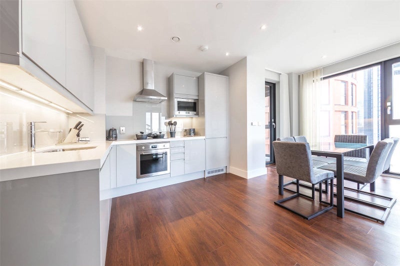 Room Silvocea Way in Greater London