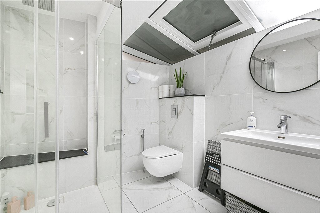 Flat Upper Richmond Road in Greater London