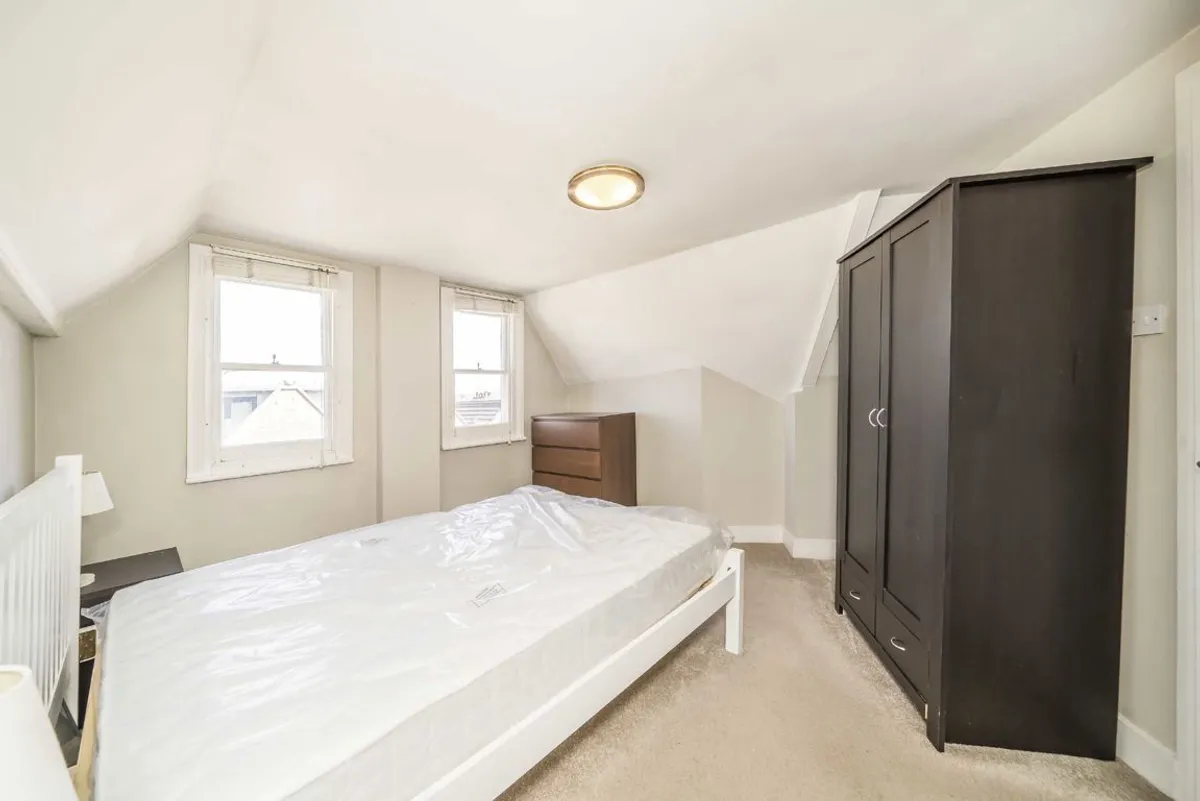 Flat Bedford Hill in Greater London