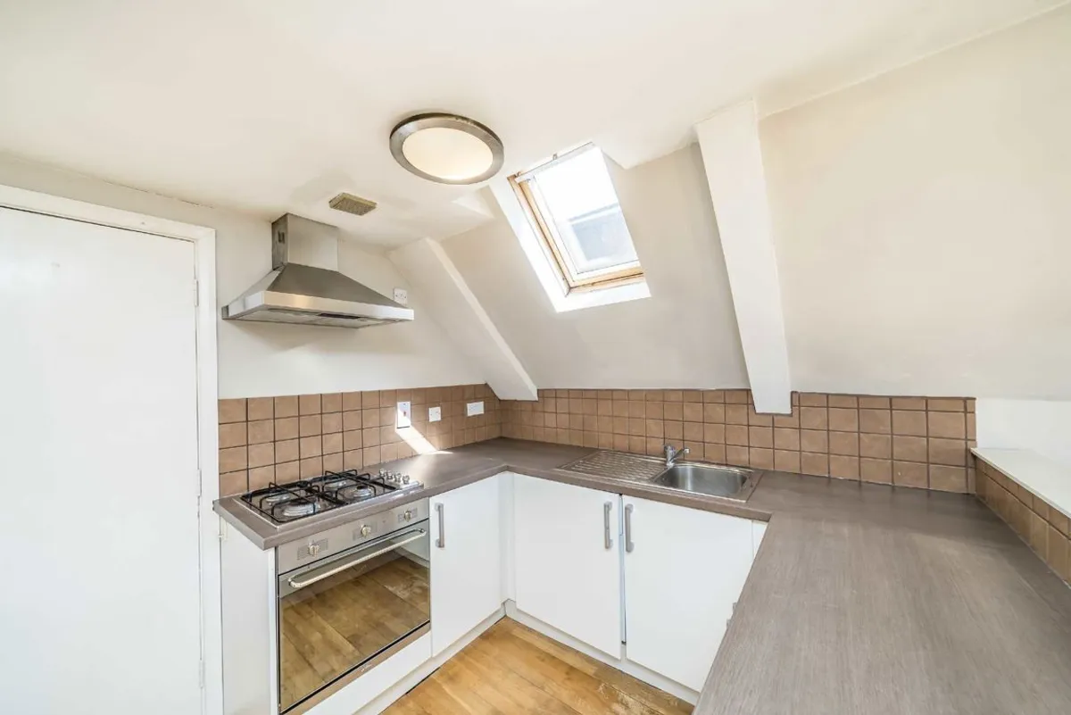 Flat Bedford Hill in Greater London