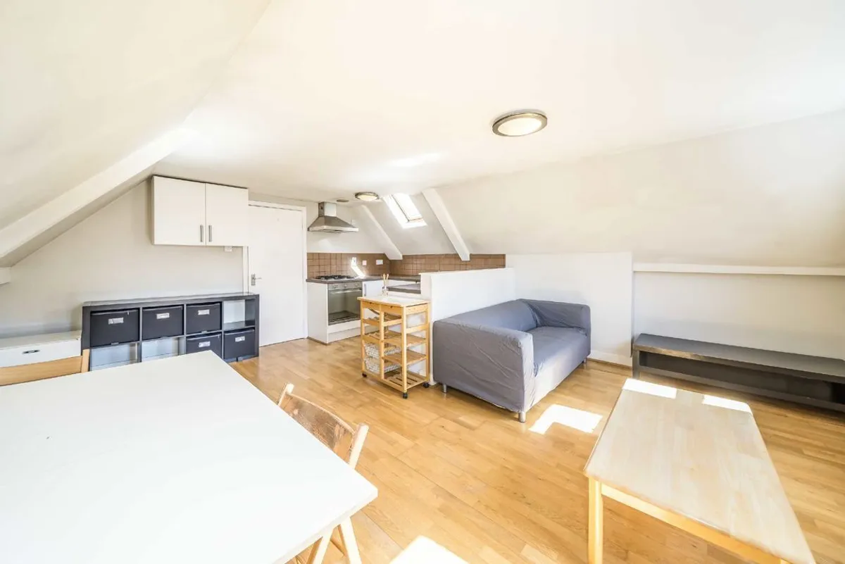 Flat Bedford Hill in Greater London