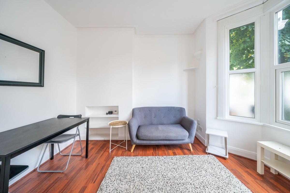 Flat Elm Park in Greater London