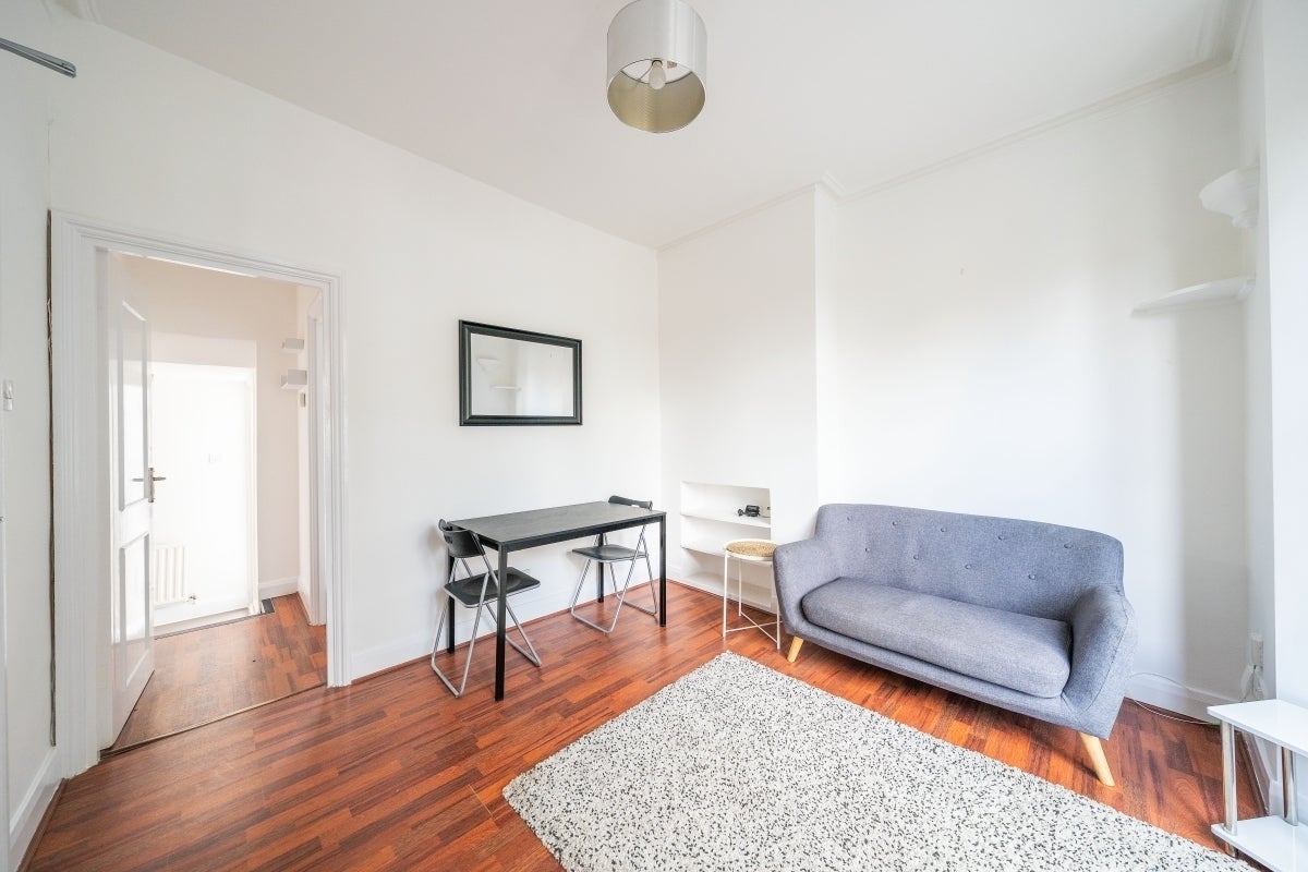 Flat Elm Park in Greater London