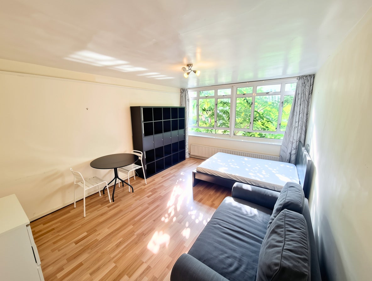 Flat Ranelagh Road in City of Westminster