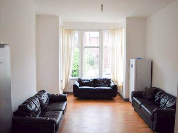 Flat Estcourt Avenue in Leeds