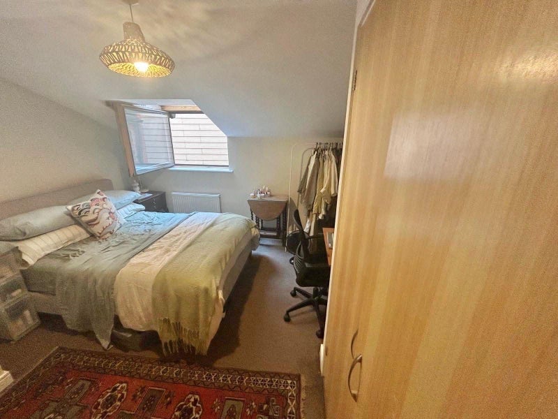 Room Benwell Road in Greater London
