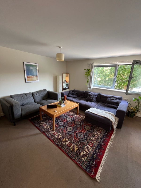 Room Benwell Road in Greater London