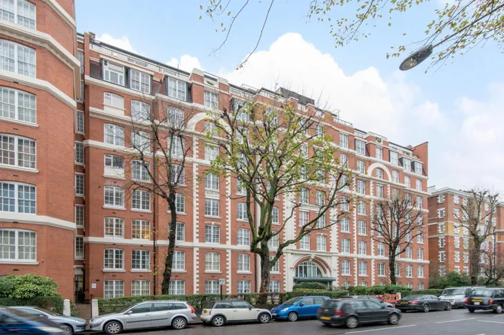 Flat Grove End Road in City of Westminster