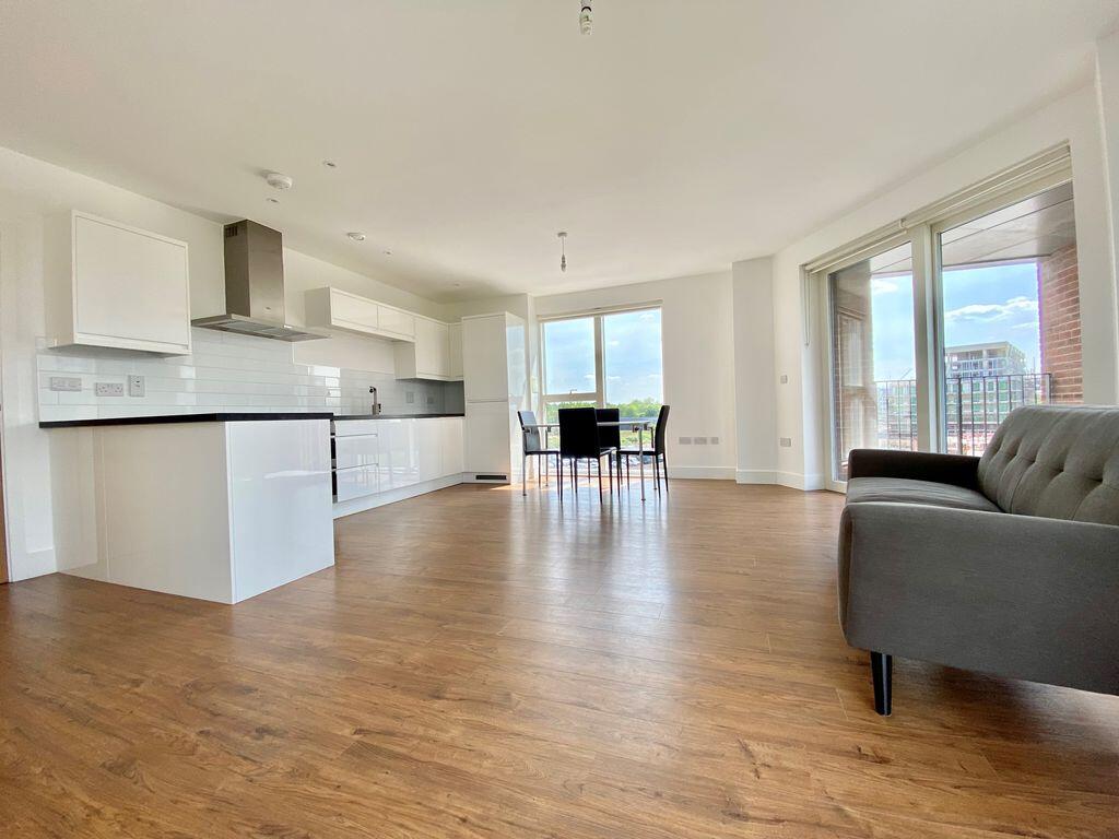 Flat Lismore Boulevard in Greater London
