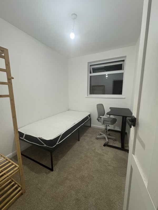 Room Ormskirk Avenue in Manchester