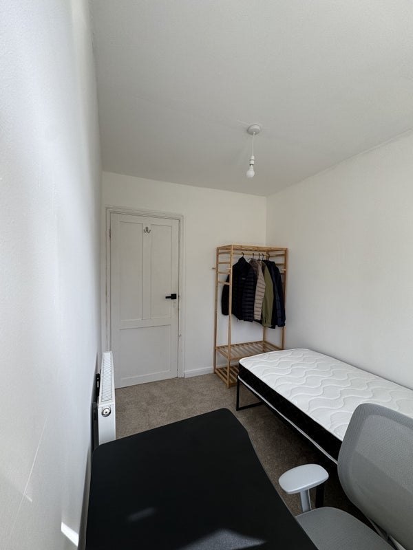 Room Ormskirk Avenue in Manchester