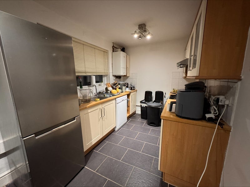 Room Ormskirk Avenue in Manchester
