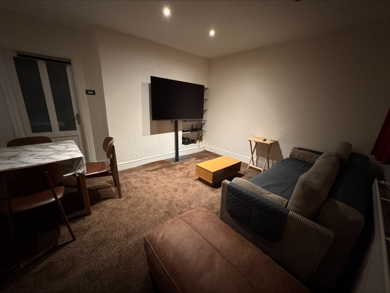 Room Ormskirk Avenue in Manchester