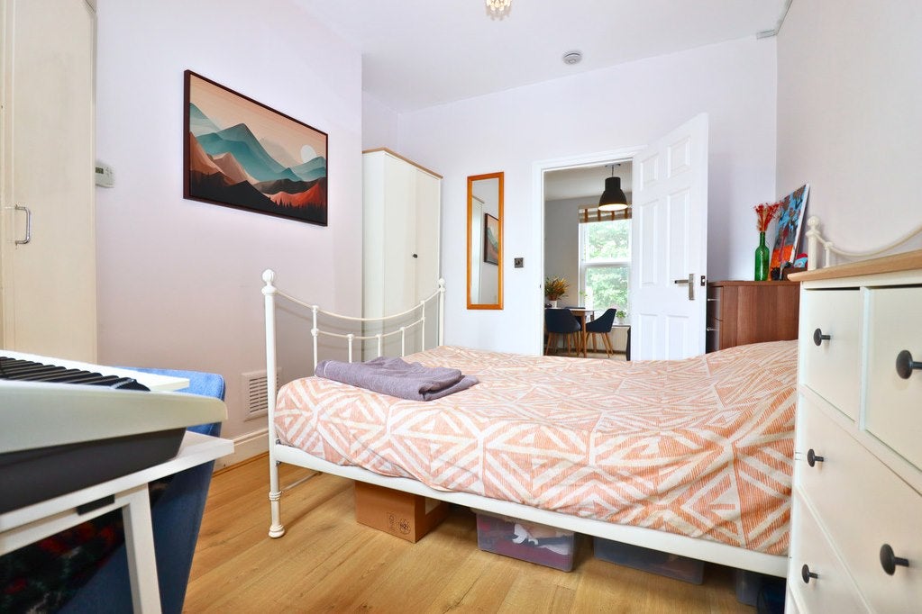 Flat Victoria Avenue in Greater London