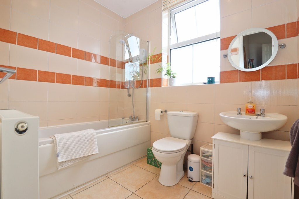 Flat Victoria Avenue in Greater London