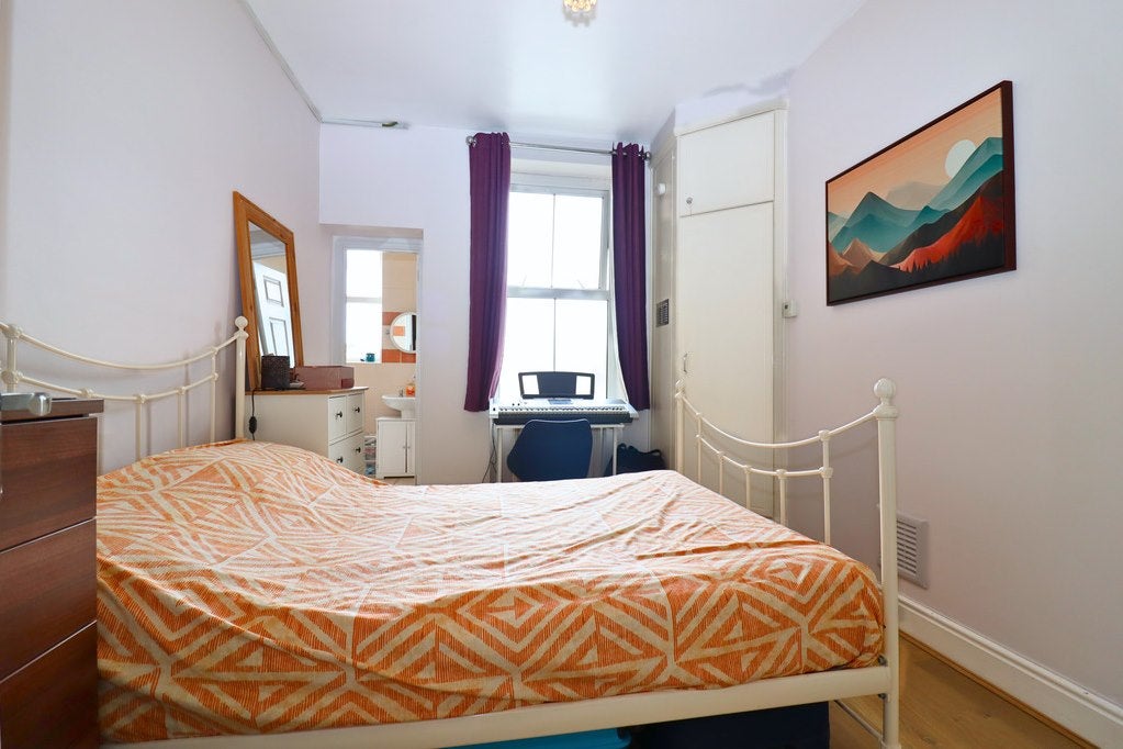 Flat Victoria Avenue in Greater London