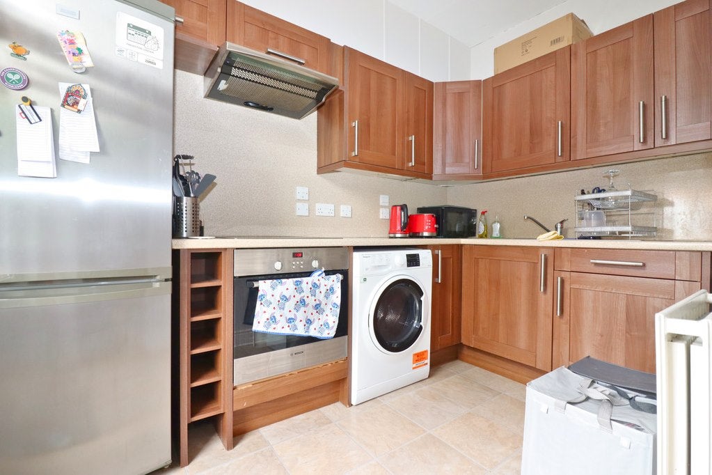Flat Victoria Avenue in Greater London