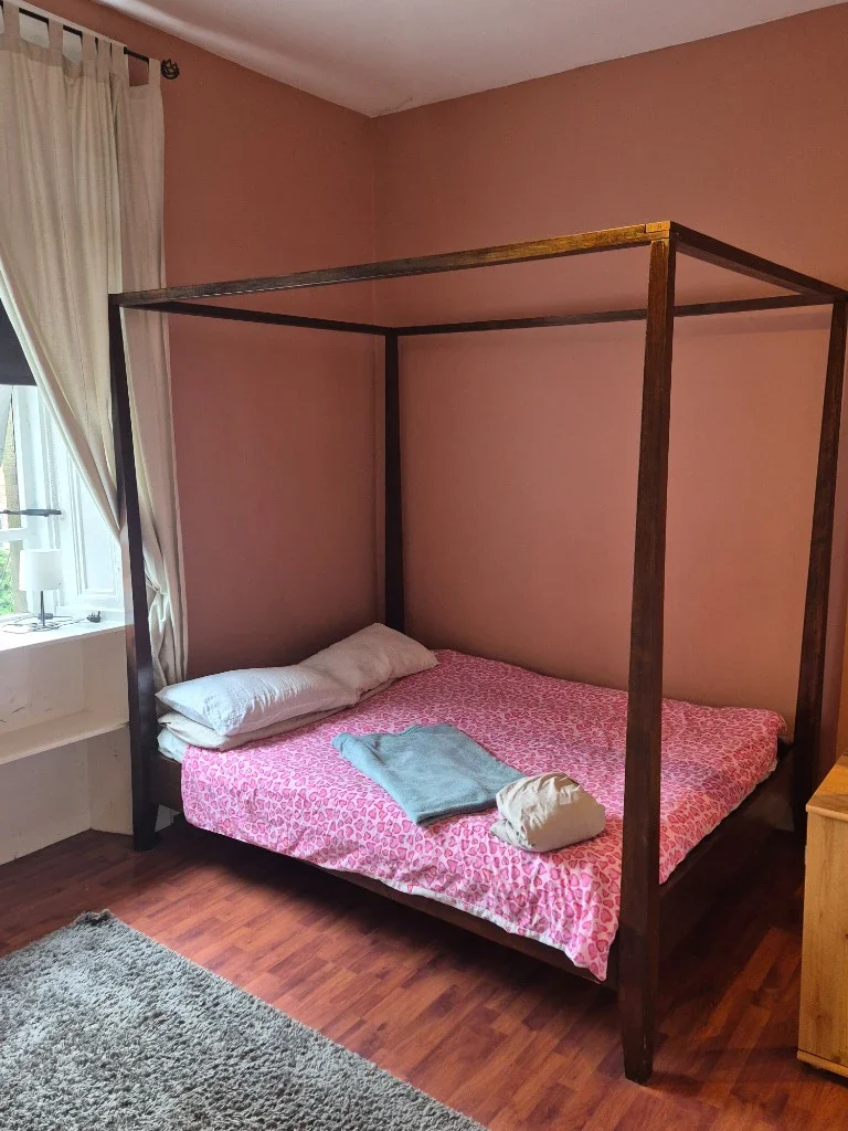 Room Clouston Street in Glasgow