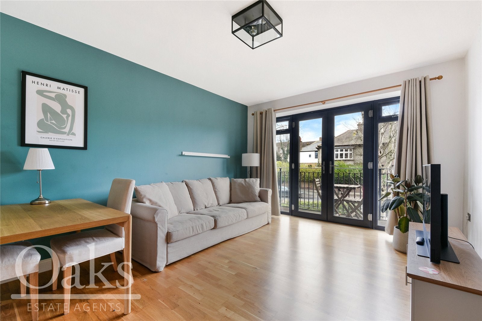 Flat Knollys Road in Greater London