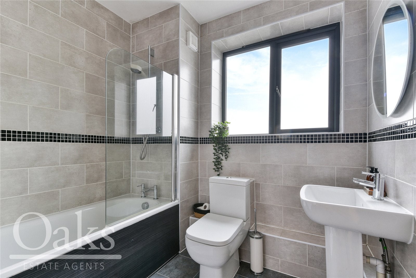 Flat Knollys Road in Greater London