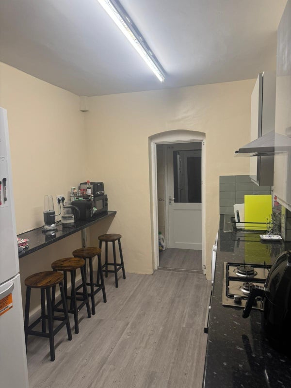Room Holmside Road in Greater London