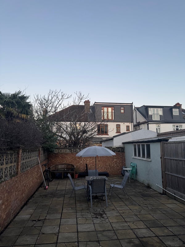 Room Holmside Road in Greater London