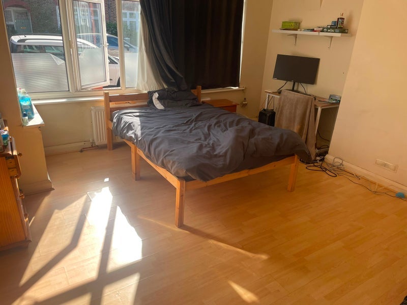 Room Holmside Road in Greater London