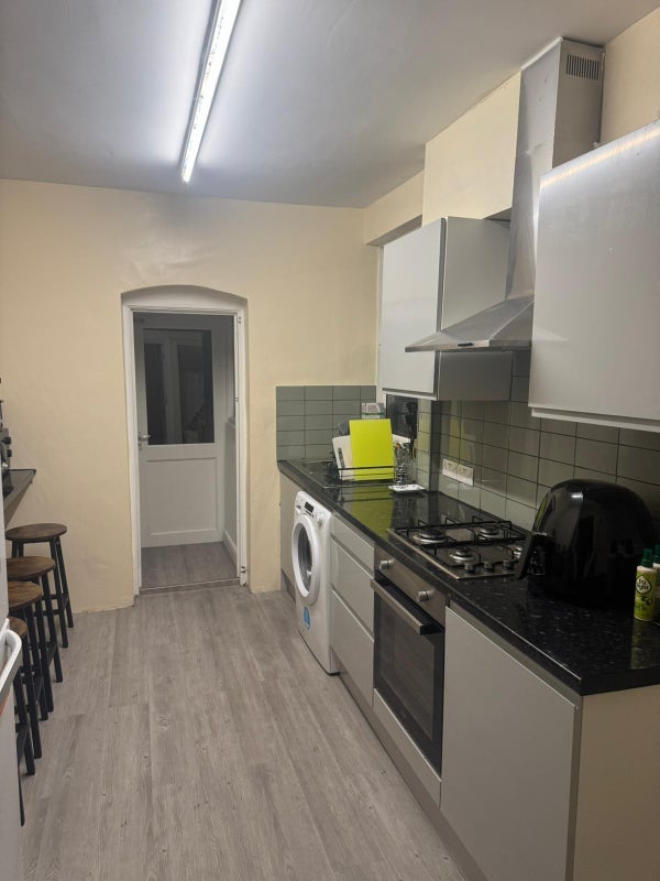 Room Holmside Road in Greater London
