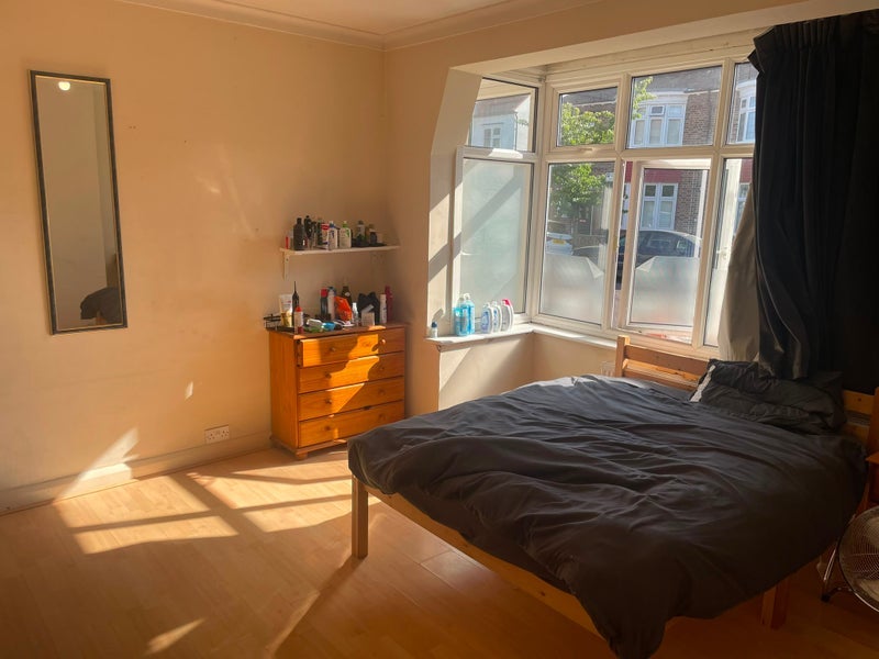 Room Holmside Road in Greater London
