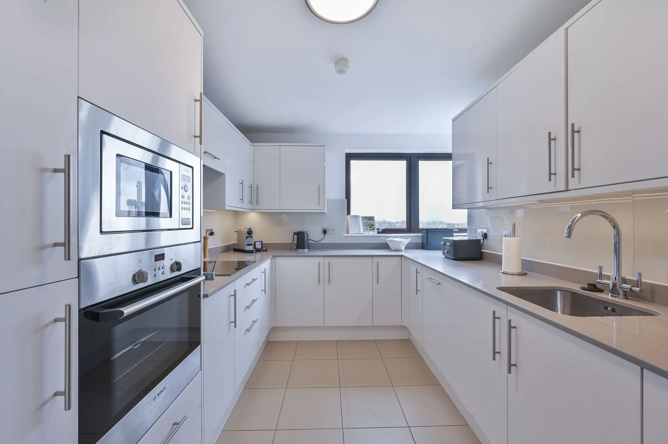 Flat Kensington High Street in Greater London