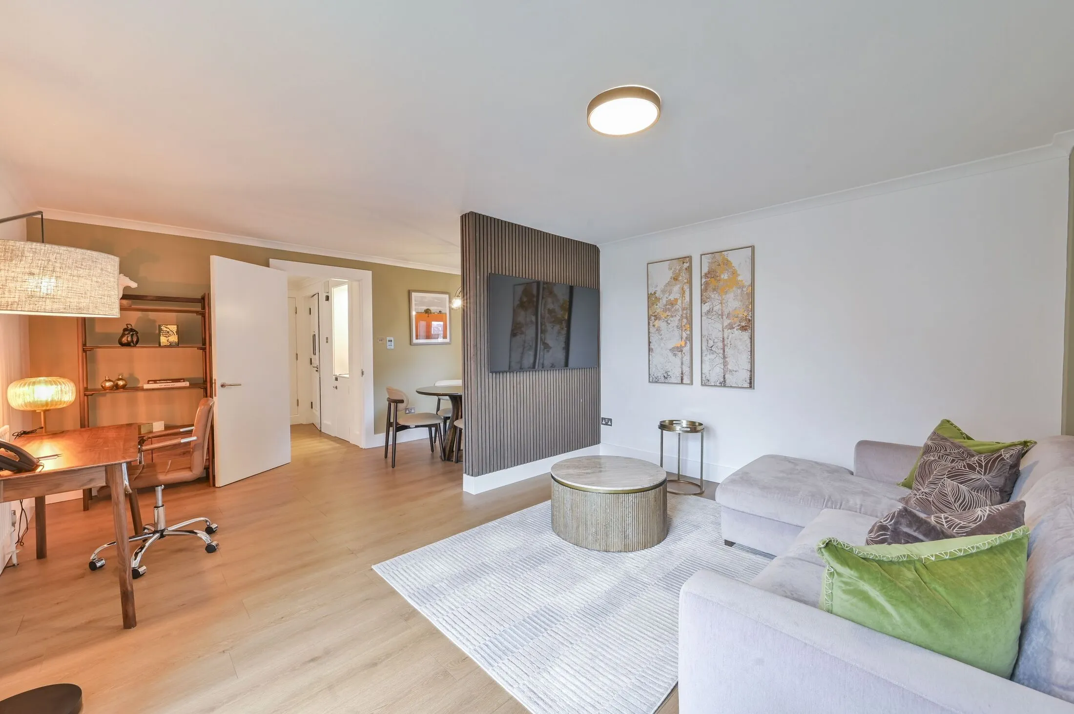 Flat Kensington High Street in Greater London